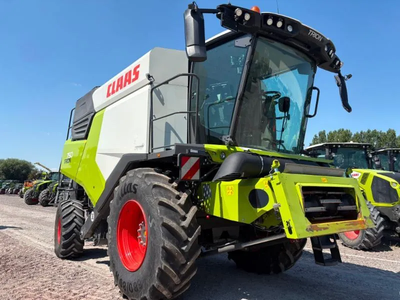 CLAAS TRION 750